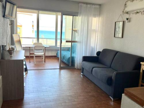 Bright studio with sea view