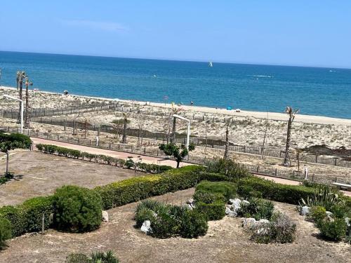 - un jardin sur la plage à côté de l'océan dans l'établissement Bright studio with sea view, au Barcarès