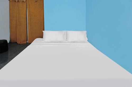 Postel nebo postele na pokoji v ubytování Hotel O Rafika Homestay SyariahNearTempat Makan Pagi Sore Nohil