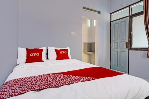 Postel nebo postele na pokoji v ubytování OYO Life 91592 Aaliya Guest House Syariah