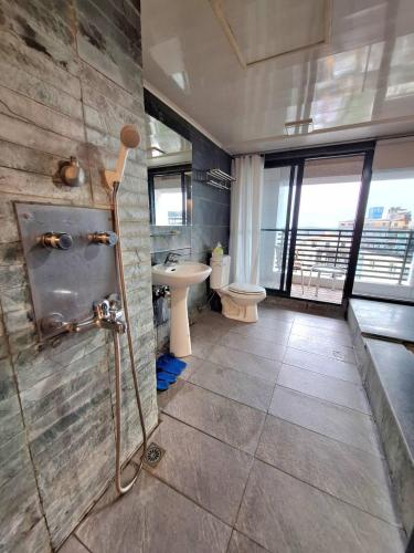 ein Badezimmer mit Dusche, Toilette und Waschbecken in der Unterkunft Moonlight 大陽台溫泉宿 in Jiaoxi