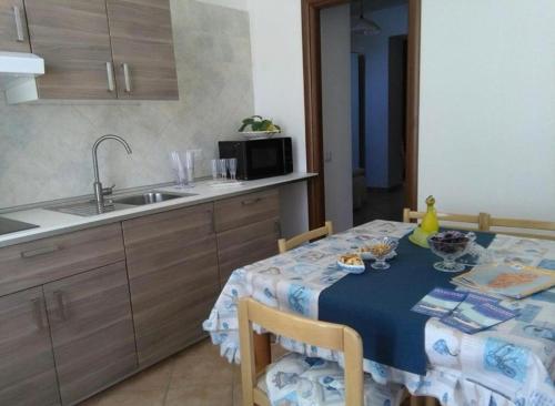 una cucina con tavolo e tovaglia blu e bianca di A Sorrento B&B,relaxing location with Seaview a Sorrento