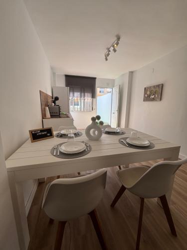 a dining room table with two chairs and a table and chairs at Apartamento VM junto al Parque Tecnológico de Andalucía in Campanillas