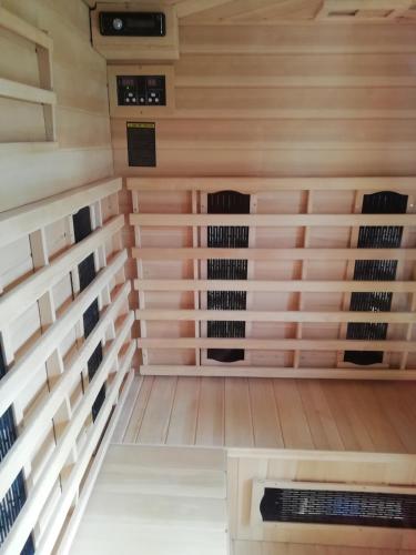 un sauna vide avec des murs lambrissés dans l'établissement Tonneau Vacances Insolites, à Véria