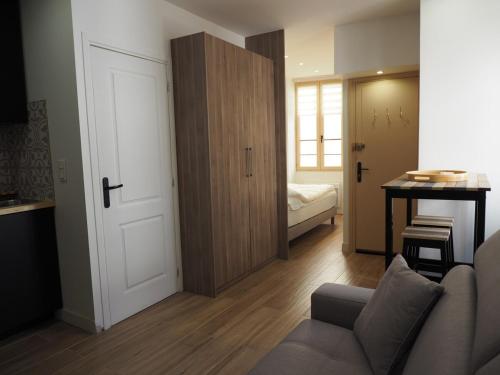 - un salon avec un canapé et une chambre dans l'établissement Charmant studio, quartier historique, à Cannes