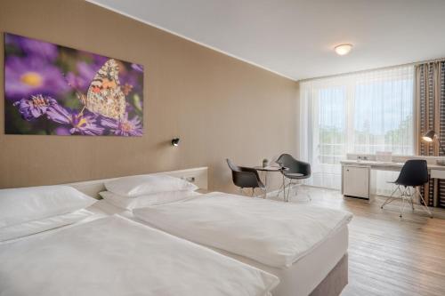 Una cama o camas en una habitación de PARKHOTEL Hameln