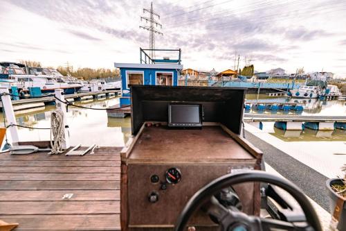a laptop computer sitting on a dock on a boat at Hausboot im Yachthafen Merzig in Merzig