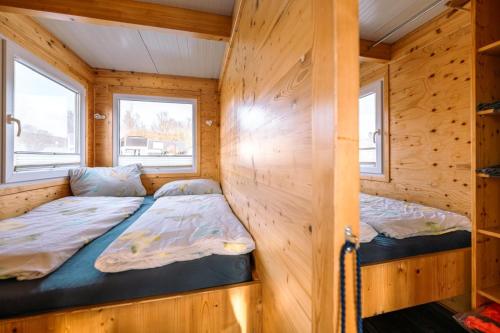 Una cama o camas en una habitación de Hausboot im Yachthafen Merzig