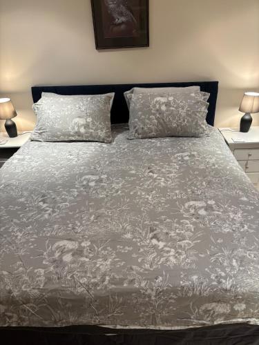 una camera da letto con un letto con due cuscini di Central Stow Bakehouse Flat a Stow on the Wold