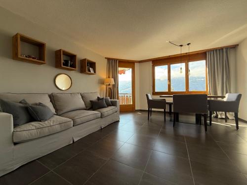 ein Wohnzimmer mit Couch und Tisch in der Unterkunft Apartment Val Biala in Laax