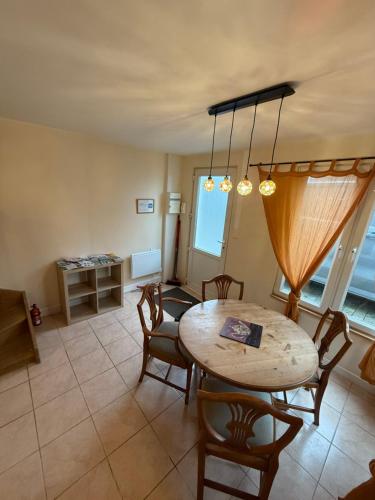 une salle à manger avec une table et des chaises dans l'établissement charme de la campagne, à Prelauff