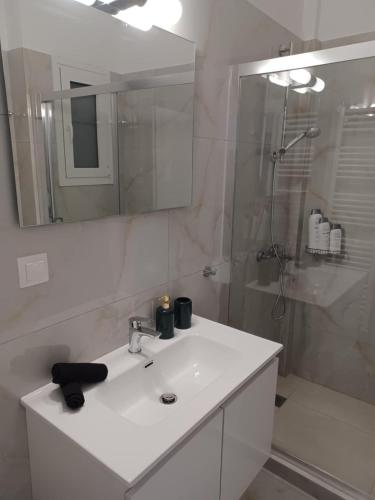 Modern 2 bedroom Apartment near Kallimarmaro and Alsos
