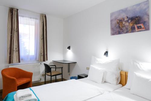 Ένα ή περισσότερα κρεβάτια σε δωμάτιο στο Hotel Adalbert Szent György Ház