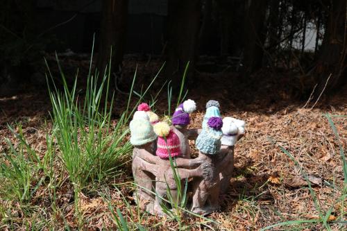 a group of crocheted hats on top of a statue at Ferienwohnung am Hauptplatz in Sankt Stefan ob Stainz