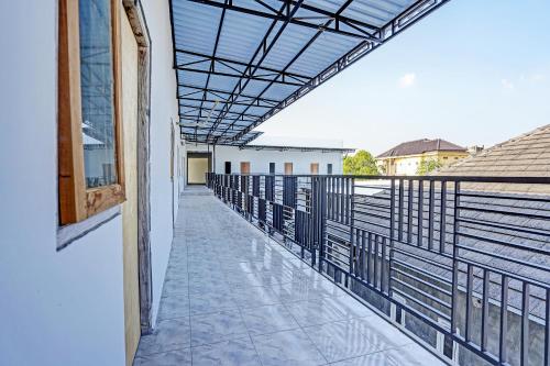 GresikにあるOYO LIFE 91594 Bungah Residence Syariahのガラス屋根のバルコニーと通路