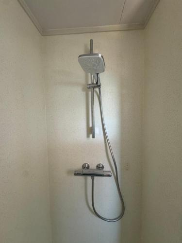 a shower in the corner of a room at ThuizInOuddorp Parel no 30 & Oester no 29 Verkoeling aan Zee in Ouddorp