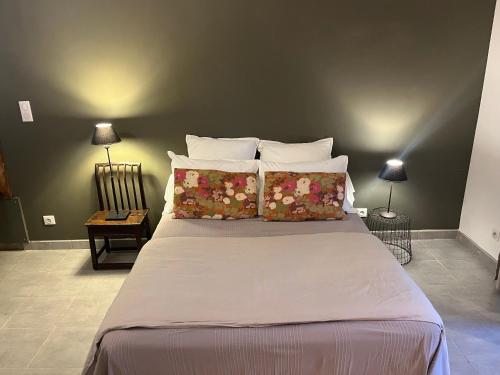 una camera da letto con un letto grande con cuscini di Bas de Villa indépendant San Benedetto ad Alata
