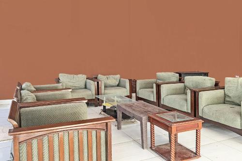 une chambre avec des canapés, des chaises et une table dans l'établissement Hotel O Penginapan Radja Jeneponto, à Pannara