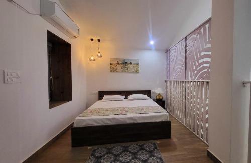 un dormitorio con una cama en una habitación en Buraans, en Dehradun