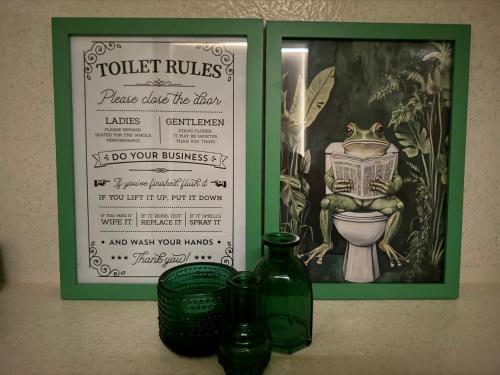 a picture of a toilet rules with two glass jars at ThuizInOuddorp Parel no 30 & Oester no 29 Verkoeling aan Zee in Ouddorp