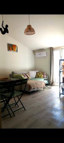 un salon avec un canapé et une table dans l'établissement Ty'ca house, à Velleron