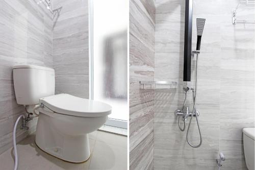 Ванная комната в Capital O 91665 D'prof Exclusive Guesthouse