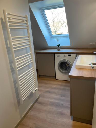 een keuken met een witte voorraadkast en een raam bij La Clé des vignes 2 in Ribeauvillé