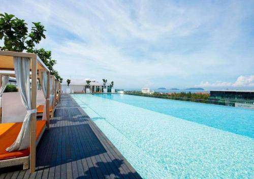 Sutera Avenue KK Near Imago by Kita Homestay في كوتا كينابالو: حمام سباحة كبير أعلى مبنى