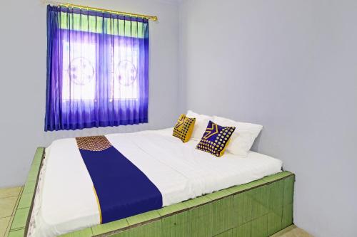 Katil atau katil-katil dalam bilik di SPOT ON 91694 Hotel Rama Chandra