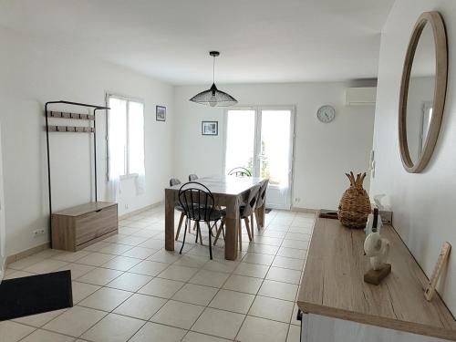 un salon avec une table et une salle à manger dans l'établissement L'abri côtier, à Brem-sur-Mer