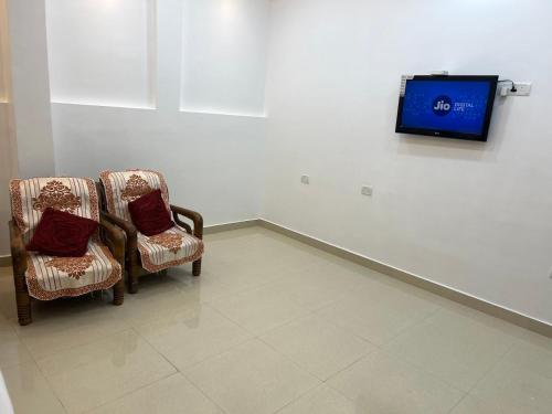 TV a/nebo společenská místnost v ubytování Hotel Jayaditya Palace Near Ram Mandir walking Distance
