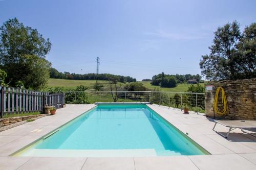une piscine dans une cour clôturée dans l'établissement Lou fredou, à Saint-Amand-de-Coly