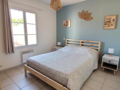 une chambre avec un lit et deux fenêtres dans l'établissement L'abri côtier, à Brem-sur-Mer
