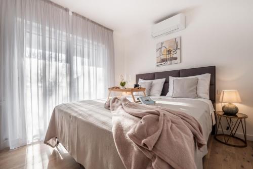 Ένα ή περισσότερα κρεβάτια σε δωμάτιο στο Luxury Villa Carlin with heated pool