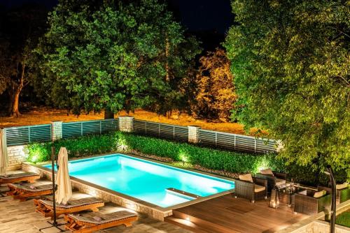Πισίνα στο ή κοντά στο Luxury Villa Carlin with heated pool