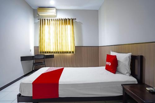 Postel nebo postele na pokoji v ubytování OYO 91710 Hotel Anugerah
