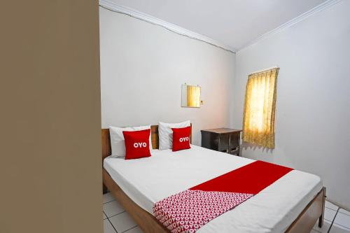 Postel nebo postele na pokoji v ubytování OYO 91710 Hotel Anugerah