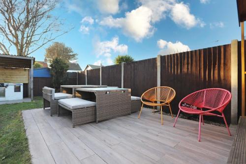 - une terrasse avec 2 chaises, une table et des chaises dans l'établissement 19th-century fishermans cottage, à Corton