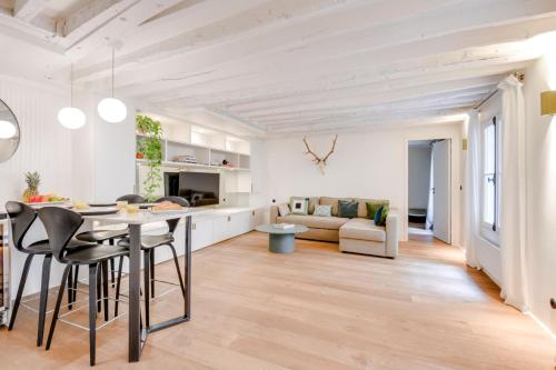 une cuisine et un salon avec une table et des chaises dans l'établissement BnBNova - 2BR - La Seine & Saint Germain, à Paris