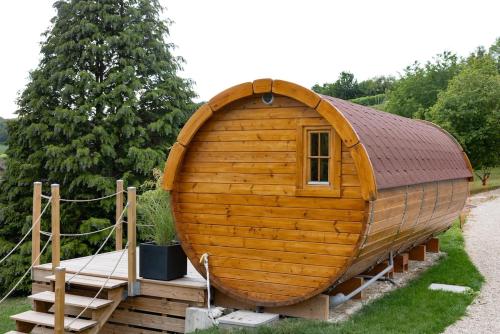 un grand passe-temps en bois exposé dans un jardin dans l'établissement Expérience insolite : tonneau merveilleux, à Cormoyeux