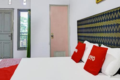Кровать или кровати в номере OYO 91796 Guest House Ghalta Syariah