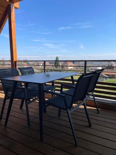 - une table et des chaises sur une terrasse avec vue dans l'établissement La Clé des Vignes 2, à Ribeauvillé