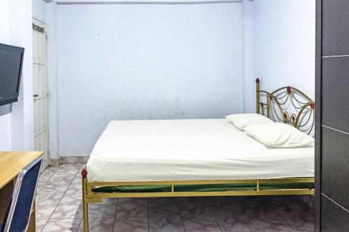 a small bedroom with a bed in a room at Hotel O Surya HotelNearTaman Anggrek Pkk Watansoppeng in Watansopeng
