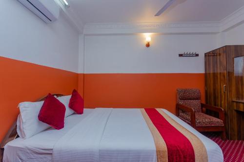 Una cama o camas en una habitación de OYO 797 Hotel Aakansh