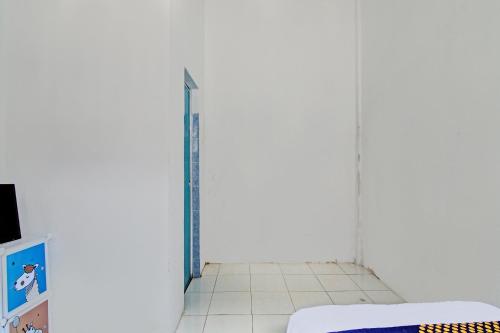 a room with a gate in the wall at Hotel O Homestay Dinda Syariah Near Masjid Al Amin in Parit