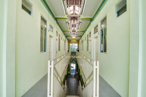 an empty hallway in a building with a staircase at Hotel O Sg 99 Homestay Syariah Near SMP N 34 Pekanbaru in Parit
