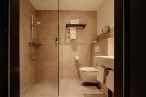 a bathroom with a shower and a toilet at Stadthöfe Rhede by Hackmann in Rhede