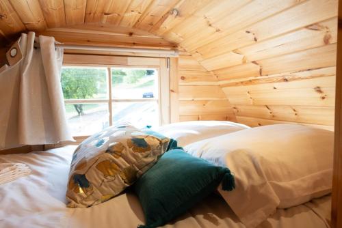 two beds in a room with a wooden ceiling at Nuit insolite : tonneau enchanté in Cormoyeux
