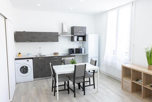 Kuchyň nebo kuchyňský kout v ubytování Le 29 - Emplacement idéal pour ce T2