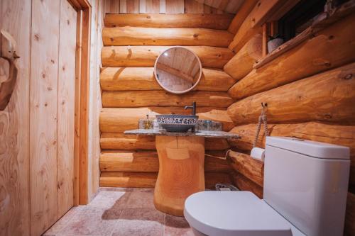 Ένα μπάνιο στο Willow - Tedstone Log Cabins